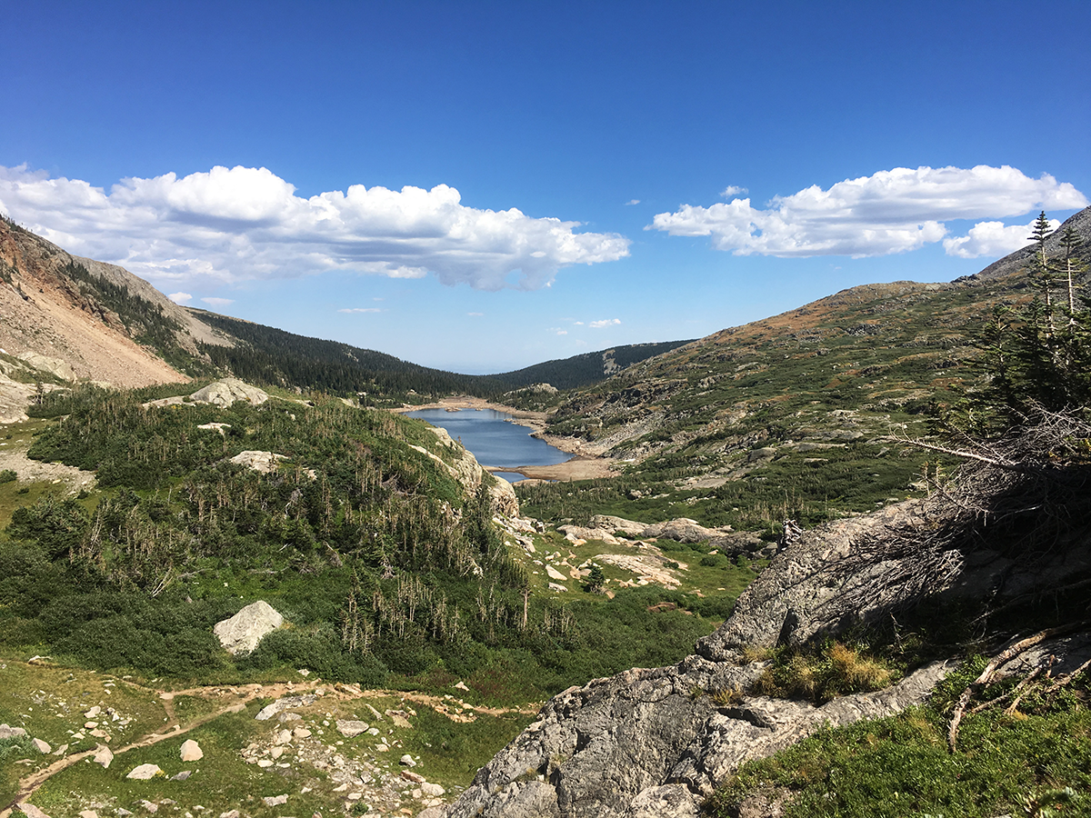 Photographie d'un paysage paisible prise en haut de la montagne, symbolisant la possibilité de retrouver un équilibre après un événement traumatique grâce à l'EMDR.