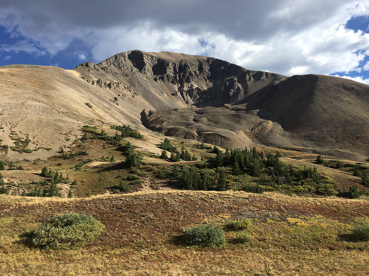 Photographie d'un paysage paisible prise en haut de la montagne, symbolisant la possibilité de retrouver un équilibre après un événement traumatique grâce à l'EMDR.
