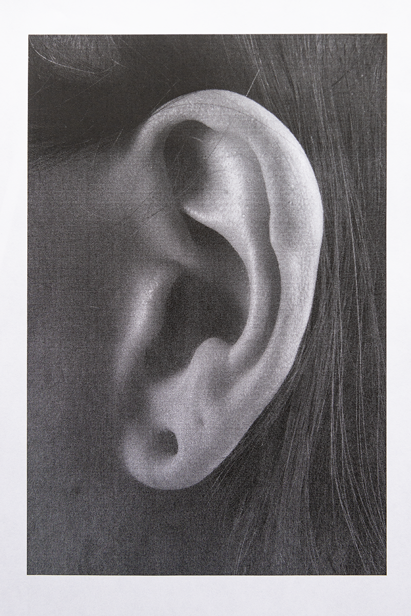 l'écoute en hypnose Photographie d'une oreille symbolisant l'écoute et l'accompagnement pendant une séance d'hypnothérapie. Page d'accueil du site d'une praticienne en hypnose Ericksonienne à Marseille et en ligne.
