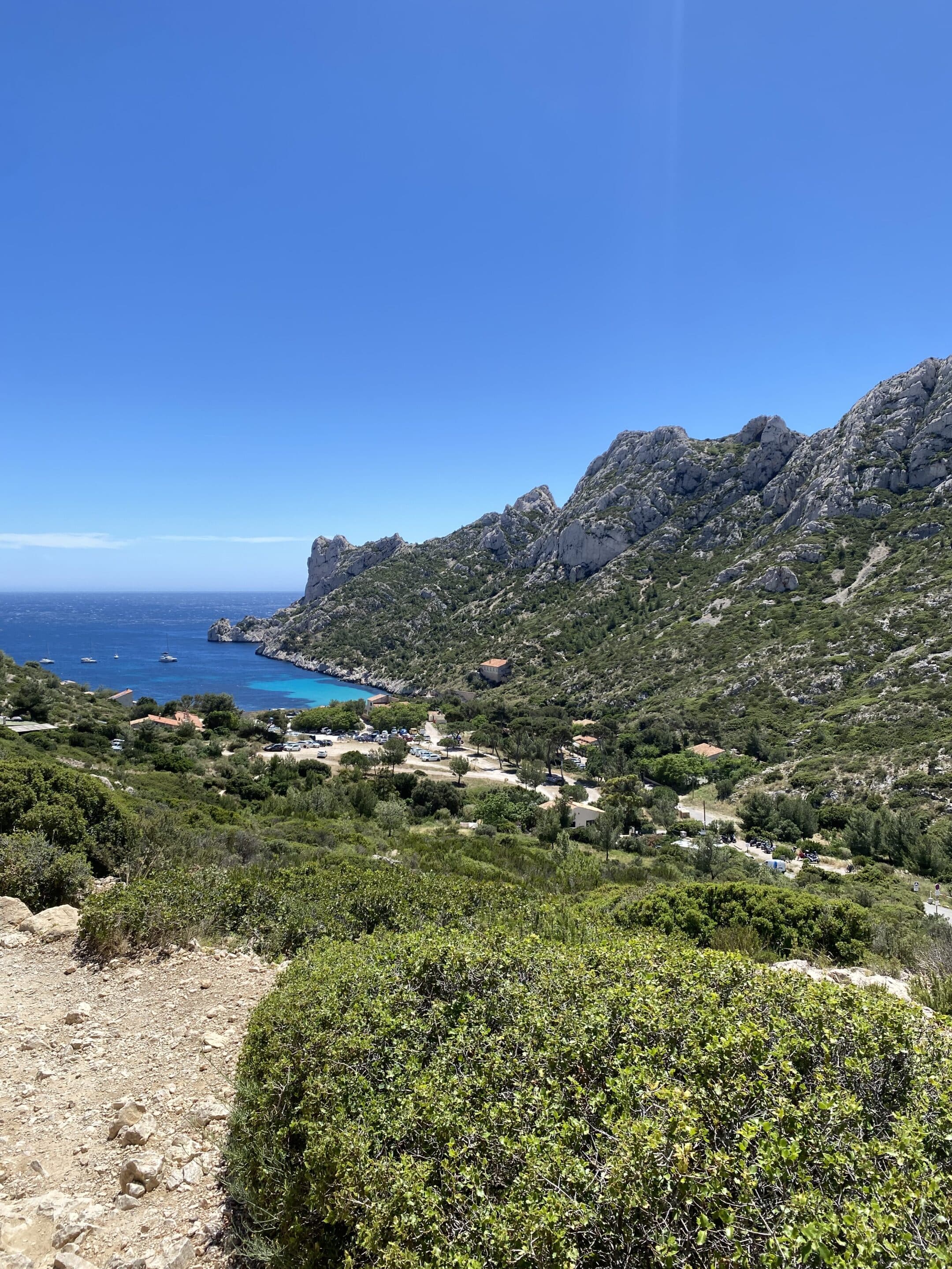 Bord de mer ensoleillé et paisible, cadre idéal pour pratiquer la respiration consciente