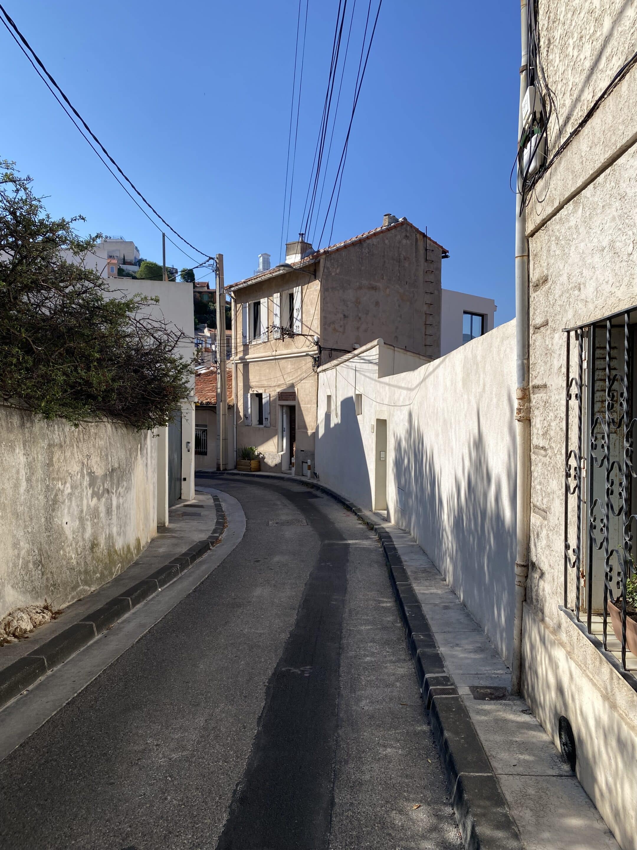 Ruelle paisible, cadre idéal pour pratiquer la respiration consciente en ville!